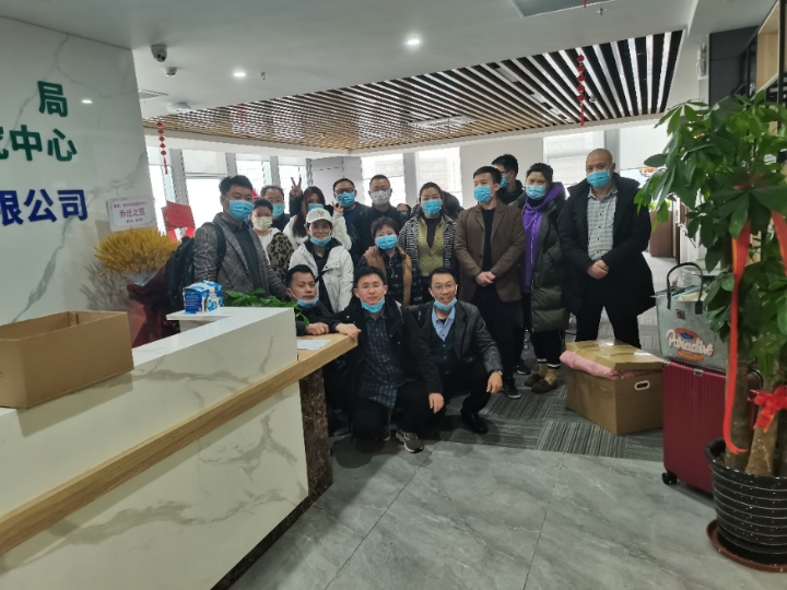 隔離(lí)不(bù)隔愛(ài) 停工(gōng)不(bù)停學